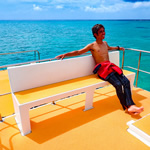 大型ダイビングボートで快適！